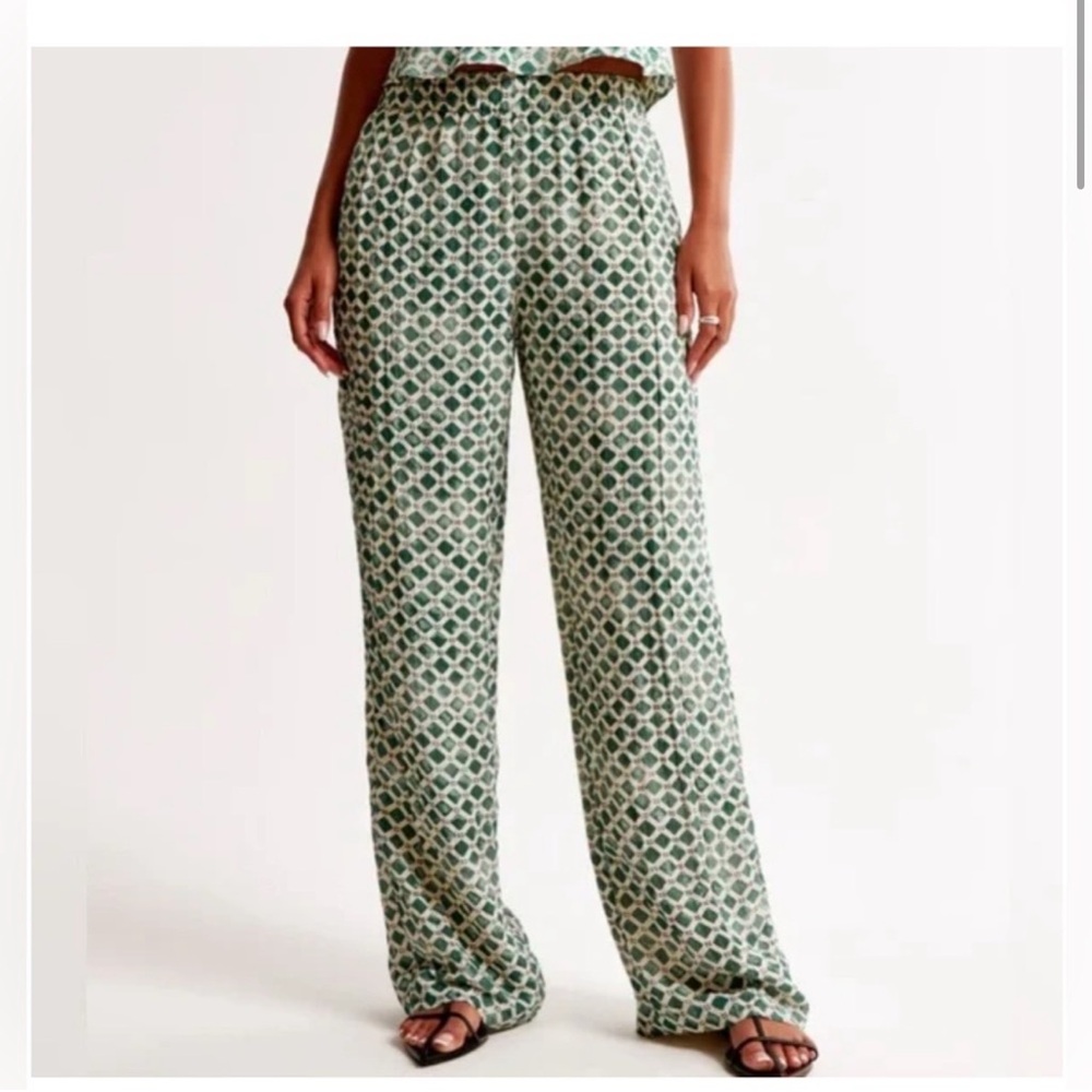 Abercrombie Crinkle Textured Pull-On Wide Leg Pant green pattern Large